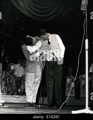 31 mars 2012 - ''Si vous pensez que je suis faible'' dit Jerry Lewis. ''Eh bien, je vais juste vous montrer qu'il prend la tête de Dean Martin en chancellerie avec son bras. Martin et Lewis sont Howling succès au Palladium. Mettre sur l'un des plus fous et les plus bruyants transforme le palladium n'a jamais sembler, Dean Martin et Jerry Lewis un acorad tromendous succès au début de leur apparition deux semaines. Étoile de huit films Paramount , Martin et Lewis sont également théâtre incomparable et night club , tandis que leurs artistes gramphone records ont aussi un public international Banque D'Images