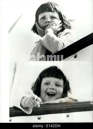 04 avril 2012 - En attente de la mère - La Reine : cinq ans, le Prince Frederick, fils de la reine Margrethe et Henrik, prince de Danemark à bord du yacht royal danois ''annebrog'', l'air soucieux qu'il attend d'être papa et maman à arriver - mais s'allume quand arrivent. Banque D'Images