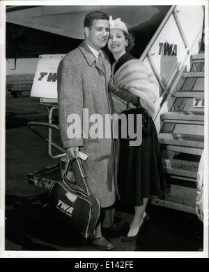 31 mars 2012 - L'aéroport Idlewild, N.Y., 12 Avril - Frank W. Cresci ; New York detective invité à son désherbage la semaine prochaine par le Prince Rainier, dit au revoir à son épouse Yvonne avant de monter à bord d'un avion de la Twa ici aujourd'hui pour Paris. Detective Cresci attaché à des services spéciaux, Bureau a servi comme escorte pour le prince quand il s'est rendu à New York. Banque D'Images
