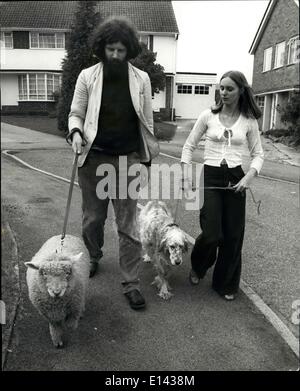 31 mars 2012 - Carilyn avait un petit agneau. Les gens peuvent regarder, mais Carilyn Oddy de Otford, Kent, ne pense pas qu'il est rare de prendre son animal de moutons, Victoria, out pour les promenades avec son chien Star. Ni faire Star ou Victoria ! Ils obtiennent sur a, et même voyager avec les 19 ans de la formation des enseignants élève en voiture. Pour la promenade matinale est Carilyn avec son ami, Roger Airey, le poète local de Shoreham. Ils s'arrêtent, était Victoria semble avoir quelque chose d'important à dire à Star. Banque D'Images