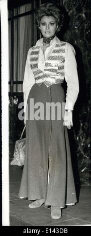 Avril 04, 2012 - Film star Raquel Welch, portant un costume avec une remarquable Ã¢â€™ancienne Ëoeold", quitte le Dorchester Hotel à Londres aujourd'hui, après le report de son vol vers l'Amérique afin qu'elle peut voyager sur le Boeing 747 jumbo jet. Raquel était due à quitter l'aéroport d'Heathrow à 11 heures aujourd'hui, mais on m'a dit le Jumbo ne décollait que après 4 h. Elle pourrait avoir pris un avion plus tôt mais a décidé de tuer le temps shopping à Londres pour qu'elle puisse prendre le Jumbo jet. H/Keystone Banque D'Images