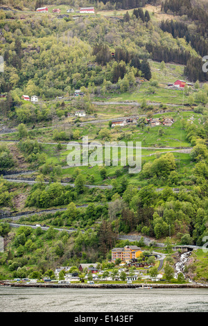 La Norvège, Geiranger, fjord de Geiranger. Unesco World Heritage site. Vue sur village et l'Aigle de la route avec 11 lacets. Banque D'Images