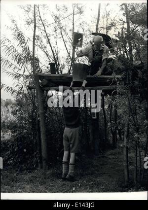 04 avril 2012 - l'homme qui vit dans les arbres : Frank Gunnell est parfois une part de son y neveu Harold, quand il vient Banque D'Images