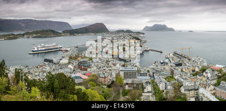 La Norvège, Alesund, vue sur le centre-ville historique de style Jugendstil en montagne Aksla. MS Rotterdam à partir de la Holland America Line Banque D'Images