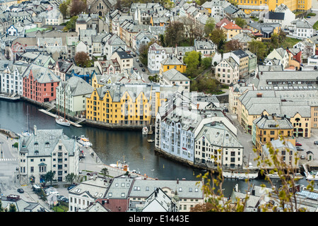 La Norvège, Alesund, vue sur le centre-ville historique de style Jugendstil en montagne Aksla. Site du patrimoine mondial de l'Unesco Banque D'Images