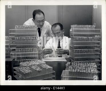 Avril 04, 2012 - La Fondation nationale pour la paralysie infantile - 120 Broadway New York, N.Y. 5 7 octobre 1954. Laboratoire de recherche sur les virus, l'Hôpital Municipal de Pittsburgh, Pennsylvanie. Le Dr Jonas E. Salk, qui a découvert le nouveau vaccin contre la polio est illustré dans le laboratoire avec son assistant Dr J.S. Youngner. Banque D'Images