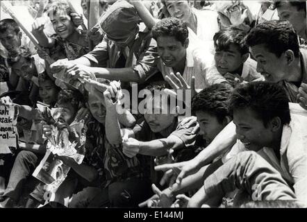 Avril 04, 2012 - ''Cherchez La Femme'' Shout Anti-Sukarno Anti-Sukarno Les étudiants : les étudiants une étape de démonstration féroce avant le Parlement indonésien à Jakarta criant des slogans et brandissant des photos de Président Sukarno's activités à l'étranger avec de grands titres peint ''Cherchez la femme'', ''ukarno communiste Grand'', ''ukarno Big Clown'', et ''ukarno ont détruit l'économie" Banque D'Images