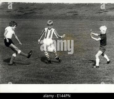 Avril 04, 2012 - elle est top Scorer - une équipe de football pour les garçons : 11-year-old Ulla Moerk Christensen, de petits villages des Galten, Jutland, Danemark, est très friand de jouer au football - et est l'avant centre pour Ballelups Galten équipe garçons, pour qui elle a marqué 14 buts en quatre matchs. Avant un match, les garçons en arrière, l'équipe adverse est moqué d'elle - mais après le jeu qu'ils objet car il y a une fille dans l'équipe - une fille qui connaît le chemin de but. Photo montre Ulla Moerk Christensen (à gauche) prend un coup, tout en jouant dans l'équipe garçons. Banque D'Images