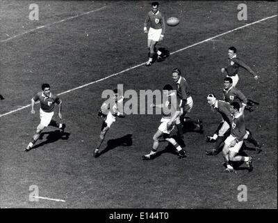 Avril 04, 2012 - Rugby : Tournoi des cinq nations - la France bat l'Irlande 23-6 à Colombes. Photo montre : Un incident de jeu la France contre l'Irlande au stade de Colombes cet après-midi. L'équipe de France a battu les Irlandais par 23 à 6 et donc liée à l'Angleterre dans le tournoi des cinq nations. Banque D'Images