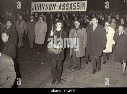 04 avril 2012 - Stade communistes Manifestation contre la guerre au Vietnam : un communiste ont organisé des manifestations contre la guerre au Vietnam s'est tenue à Paris la nuit dernière. Photo montre arrêtée par la police à leur guerre à l'ambassade des États-Unis. Banque D'Images