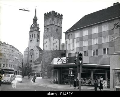 Avril 04, 2012 - Au centre de la ville ancienne et de nouveaux bâtiments sont très près de l'ensemble. Côté gauche ''le vieux Peter'', l'un des jetons de Munich, dont ils sont le chant dans la chanson, que ''Gemutlichkeit'' ne peuvent pas mourir à Munich aussi longtemps que le vieux Peter est toujours existant. La première ligné de cette chanson sont les signes d'intervalles de la radiodiffusion bavaroise. Au centre la tour du lion, l'un des plus anciens monuments de Munich et sur la droite une chambre commerciale moderne. Banque D'Images