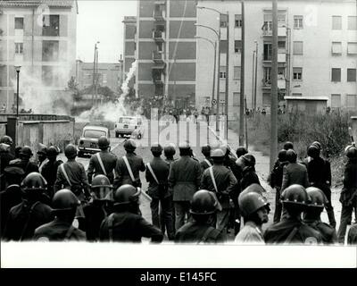 Avril 04, 2012 - Des centaines d'habitants des bidonvilles voitures renversées, a mis le feu à un bus d'assaut et l'essence de la police avec les bombes, les boulons et pierres dans un effort de maintenir l'appartement qu'elles occupaient il y a quelques mois. Lorsque la police s'est rendu à San Basilio, un quartier près de la prison de Rebibbia, à effacer les bâtiments, ils sont arrêtés par des barrières et des monticules de pneus enflammés. La police antiémeute casquée d'acier et les squatters sont vis à vis des bombes lacrymogènes sont lancées pour réprimer les manifestations des habitants des bidonvilles. Banque D'Images