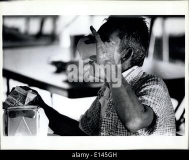 Avril 04, 2012 - Un réfugié cubain termine les dernières gouttes d'un carton de lait au petit déjeuner au mess tente dans la ville des tentes au Fort Walton Beach fairgrounds/ Base Aérienne d'Eglin. Banque D'Images