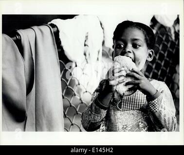 Avril 04, 2012 - Un jeune réfugié cubain lèche la congélation d'un petit pain de miel qu'elle a été manger en attendant d'être transférés de Banque D'Images