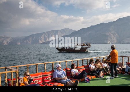 Oman, Khasab, touristes sur bow Banque D'Images