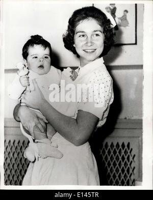 Avril 05, 2012 - La princesse Sophie 16.1.58 de la Grèce devient une infirmière. Pépinière de l'enfant ouvrir à Athènes. Reine Frederica de la Grèce a récemment ouvert une garderie pour enfants à Athènes, la construction de ce qui a été en grande partie financé par un don fait à la Reine par le Gouvernement suédois. La Reine fille de dix-huit ans la princesse Sophie qui a récemment obtenu son diplôme d'infirmière, spécialisés dans la prise en charge des nouveau-nés, a commencé à travailler à la nouvelle garderie. Photo montre : la princesse Sophie a un sourire heureux sur son visage alors qu'elle est titulaire d'un des jeunes nourrissons, la nouvelle pépinière d'Athènes. Banque D'Images