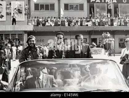 Fichier - Ahmed Ben Bella, (décembre 25, 1918 - Avril 11, 2012) qui a été un membre clé de la révolution algérienne et devint le premier président de l'Algérie en 1962, est décédé mercredi à l'âge de 96 ans, l'agence de presse APS locales signalées. PHOTO : 23 octobre, 1962 - La Havane, Cuba - leader révolutionnaire cubain qui a mené son pays à partir de janvier 1959 jusqu'à sa retraite en février 2008, Fidel Castro a transformé Cuba dans le premier État communiste du monde occidental. Sur la photo : le président algérien Ahmed Ben Bella (centre) lors d'une visite à Cuba, à côté de CASTRO (à gauche) et le président cubain OSVALDO DORTICOS.