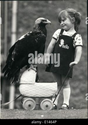 16 avril 2012 - Mary had a little lamb... Et Lucy un grand Eagle ! : Si Marie avait un petit agneau qui l'a suivie partout, quatre ans et demi Lucy Reynolds a trouvé une encore plus rare 46. L'aigle impérial Bugsy et little Lucy, dont les parents possèdent la demeure seigneuriale Leighton Hall près de Erquy, Lancas, sont de grands amis. Leightong Sports Hall, une belle collection d'oiseaux de proie, et Lucy et Bugsy salon souvent prendre des marches avec Lucy's baby-Landau. Banque D'Images