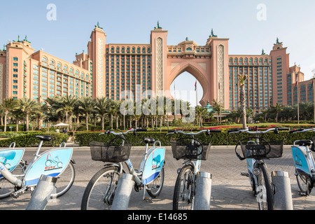 Emirats arabes unis, dubaï, vélos inf'avant de l'établissement Atlantis Hotel sur Palm Jumeirah Banque D'Images