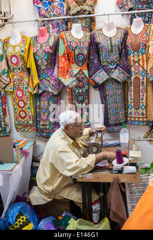 Oman, Muscat, vieux centre-ville de Mutrah et soukh. Tailleurs Banque D'Images