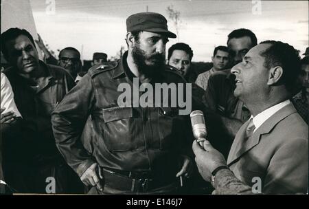 16 avril 2012 - Mario Pavan, ingénieur italien, propietor de l'compnay qui construit l'vita Nouva moderne ''''usine, est faite par le major quetions fréquentes répondant à Fidel Castro. La photo montre, le ministre de l'industrie alimentaire, Jose A. Naranjo, le doyen de la Faculté des sciences agricoles et de bétail de l'Université de La Havane, Severo Aguirre et le ministre du Travail, le capitaine Jorge Risquet. Banque D'Images