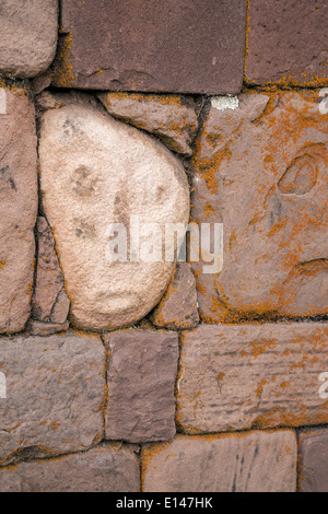 Pierre sculptée tête joint tenon-intégrés dans le mur de temple semi-souterraine. Tiwuanaku site archéologique. La Bolivie Banque D'Images
