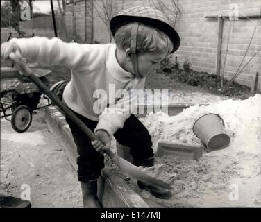17 avril 2012 - faire - dans le jardin de sa maison  Près de Haidstone, Kent. Habillé comme papa. Dans les bottes et le casque de protection, il travaille dur tous les jours - essayant d'imiter d d, qui John insiste pour construire London Bridge. Papa descend le pont de Londres - mais John, âgé de trois ans, est déterminé à le construire avec des briques et du bois. Banque D'Images
