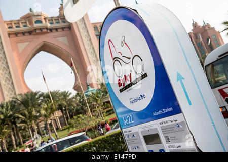 Emirats Arabes Unis, Dubai, location de vélo à proximité de l'Hôtel Atlantis sur Palm Jumeirah Banque D'Images