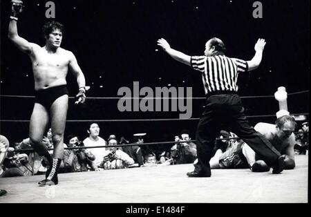 Le 17 avril 2012 - Inoki remporte encore : Antonio Inoki défait Chuck Wepner dans une lutte de décider le champion d'arts martiaux de la Banque D'Images