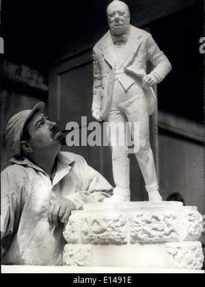 Le 17 avril 2012 - Nouvelle Statue de Sir Winston Churchill : sculpteur David McFall était d'être vu ce matin avec ses trois pieds de haut modèle en plâtre de sa nouvelle statue de Sir Winston Churchill - qui a été commssioned par ses électeurs à Woodford, Esse. La statue est d'être préparé en bronze-et il montre sir Winston alors qu'il était en 1944. Il sera 8ft. 6' de hauteur et est d'être situé sur un sommet d'un morceau de terres forestières à Salway Hill et Broomhill à pied, Woodford Green. Photo montre. Sculpteur David McFall avec le modèle de la nouvelle statue à son atelier de Londres ce matin. Banque D'Images