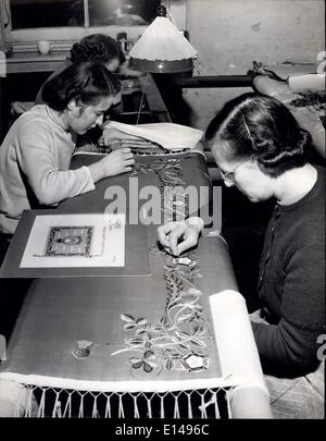 Le 17 avril 2012 - Groupe de travail du guide à petite échelle ces couturières sont à broder des bord de la Royal Air Force des normes de l'escadron. Il forme une conception nimbés de roses, de chardons et de trèfles. La préparation de l'apparat du couronnement : Expert des brodeuses et couturières à Hobson et fils, de Lexington Street, Golden Square, London sont maintenant occupés à sortir leurs commandes à temps pour les cérémonies de couronnement, les articles sur lesquels ils travaillent : bannières, tuyau et la trompette des bannières, la couronne royale et des chiffres qui seront portés sur la tunique de la Household Cavalry et les tenanciers de gardiens Banque D'Images