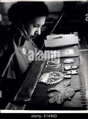 Le 17 avril 2012 - La broderie de la couronne et de l'E.R. Un chiffrement qui ne les tuniques écarlates bien connus de la part des gardiens de Yeomen la Tour de Londres, prêt pour le m,toute l'année du couronnement les visiteurs de la tour. La préparation de l'apparat du couronnement : Expert des brodeuses et couturières à Hobson et fils, de Lexington Street, Golden Square, London sont maintenant occupés à sortir leurs commandes à temps pour les cérémonies de couronnement, les articles sur lesquels ils travaillent : bannières, tuyau et la trompette des bannières, la couronne royale et des chiffres qui seront portés sur la tunique de la Household Cavalry et l Banque D'Images