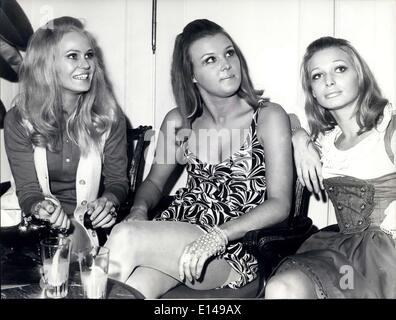 Le 17 avril 2012 - dont l'un est Ursula Andress ? Ces trois filles, toutes les formes de l'Allemagne, sont les lauréats d'un concours. Ils sont les plus similaires à la Suisse à l'écran star Ursula Andress. Banque D'Images