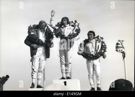 Le 17 avril 2012 - Stewart remporte le Grand Prix du Japon. Champion du monde Jackie Stewart de l'Écosse a dirigé depuis le début de la 300 kilomètres de Grand Prix du Japon plus de 50 tours sur le Fuji Speedway au pied du Mont Fuji pour gagner la classique dans son 1 800cc Brabham BT 30 à la vitesse moyenne de 193,514 km/h, battant les 16 pilotes dans la course, pour gagner 0 000 600 des prix en argent. Max Stewart de l'Australie, a terminé deuxième, et Kuniomi Nagamatsu du Japon était troisième Banque D'Images