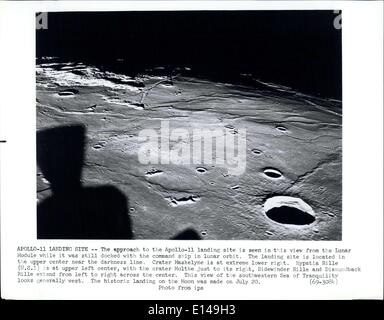 Le 17 avril 2012 - Apollo Site du Débarquement : l'approche à l'atterrissage d'Apollo 11 en vue dans cette vue du Module lunaire alors qu'il était encore connecté avec le navire de commandement en orbite lunaire. Le site d'atterrissage est situé dans la partie supérieure près de la ligne de l'obscurité. Nous à Maskelynes cratère inférieur extrême droite. Rainure Hypatia (U.S.1) est en haut à gauche, avec le centre carter Moltke juste à sa droite, Sidewinder et rainure rainure Diamondnack s'étendent de gauche à droite sur le centre. Cette vue de la mer du sud-ouest de tranquillité ressemble généralement à l'ouest. Le quartier historique de l'atterrissage sur la Lune a été faite le 20 juillet Banque D'Images