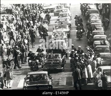 Le 17 avril 2012 - Les astronautes d'Apollo 11 à Paris : les astronautes d'Apollo 11 les premiers hommes à la terre sur la Lune actuellement en tournée visitant 22 pays, aujourd'hui, ils sont arrivés à Paris. La photo montre les trois astronautes d'Apollo 11 de la conduite dans les rues de Paris aujourd'hui dans une voiture ouverte L-R : Michael Collins, Neil Armstrong et Edwin Aldrin. Banque D'Images