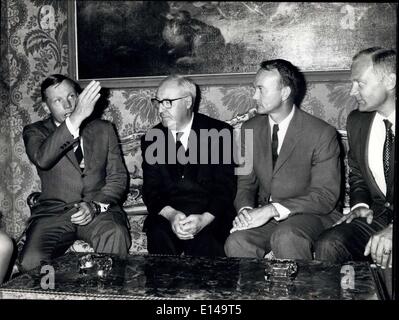 Le 17 avril 2012 - La visite de l'American astronautes à Rome. Neil Armstrong. Edwin Aldrin et Michael Collins, le de l'Apollo XI spacemen, sont à Rome. Photo montre les astronautes reçu par le président de la République Giuseppe Saragat. Banque D'Images