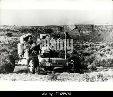 Le 17 avril 2012 - randonnée en buggy sur la lune : James B. Irwin à gauche et David R. Scott, Apollo 15, les astronautes essayer un véhicule simila Banque D'Images