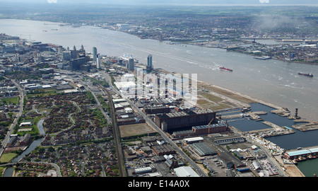 Vue aérienne de Liverpool et de l'estuaire du fleuve Mersey vers Birkenhead Banque D'Images