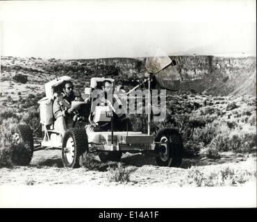 Le 17 avril 2012 - randonnée en buggy sur la lune : James B. Irwin (à gauche) et David R. Scott, Apollo 15, les astronautes essayer un véhicule similaire à la Rover lunaire appelé ''Grover'', au cours d'une session de formation au Rio Grande Gorge, Taos, Nouveau Mexique, sur les caractéristiques géologiques devraient être semblables à la zone de l'Hadley Appenine lune, où ils sont attendus à la terre à la fin de juillet. Banque D'Images