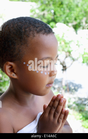 Mixed Race girl praying Banque D'Images