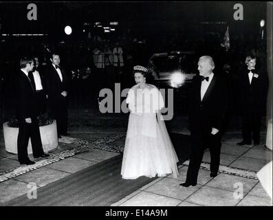 Le 17 avril 2012 - Pour Votre Fichier : La Reine Elizabeth II était en visite d'état de la République fédérale d'Allemagne : Pour la deuxième fois, la reine Elizabeth II. - Accompagné par le Prince Philip - a passé une visite d'État à la République fédérale d'Allemagne. Du 22 mai au 26 juin 1978, elle s'est rendue à Bonn, Mayence, Berlin, Kiel, en Bremerha et Brême. L'image montre la Reine pendant le séjour à Kiel avec Gerhard Stoltenberg, le Premier Ministre du Schleswig-Holstein. Banque D'Images