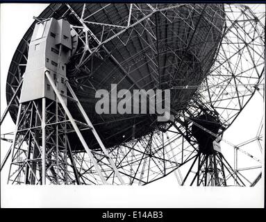 Le 17 avril 2012 - La Grande-Bretagne mène en radioastronomie : Les oreilles qui analysent l'univers pour les émissions de radio et de lointain qule sras sont les télescopes de la Grande-Bretagne célèbre Jodrell Bank près de Macclesfield, Cheshire, dont la vigilance ramasse la moindre des ondes sonores. Chaque nation dans le monde est redevable à la station Jodrell Bank est au top spaceman, le professeur Sir Bernard Lovell. Vue sous le bol de l'immense télescope radio Mark I. Banque D'Images