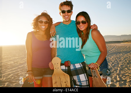 Friends smiling on beach Banque D'Images