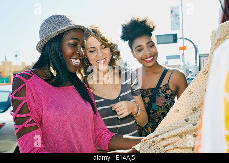 Shopping femmes on city street Banque D'Images