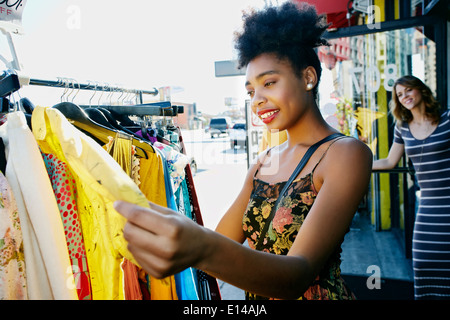 Mixed Race woman shopping on city street Banque D'Images