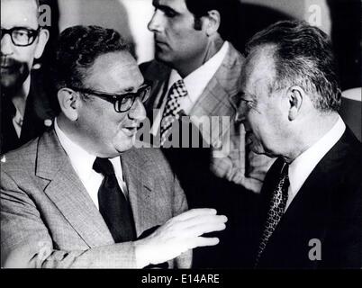 Le 17 avril 2012 - Pour Votre Fichier : Le secrétaire d'État américain, le Dr Henry Kissinger, tapis avec le Premier Ministre israélien, Yitzhak Rabin, au château de Gymnich près de Bonn. Le Premier Ministre israélien a séjourné dans la capitale fédérale à l'occasion de l'homme visite officielle à la République fédérale d'Allemagne, du 8 au 11 juillet 1975. Secrétaire d'État Kissinger a eu des entretiens avec le chancelier Schmidt et le ministre fédéral des affaires étrangères Hana-Dietrich Genscher. L'image montre le Premier Ministre Yitzhak Rabin parler au Dr. Henry Kissinger (l. Banque D'Images