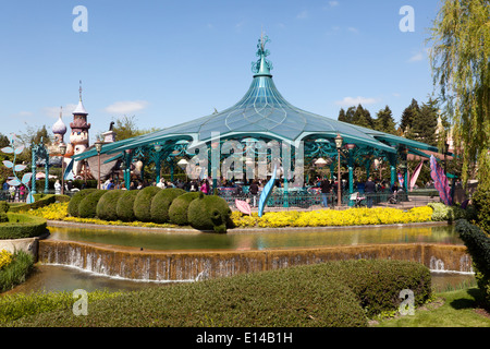 Avis de Mad Hatter's Tea cups ride, dans Fantasyland à Disneyland Paris. Banque D'Images