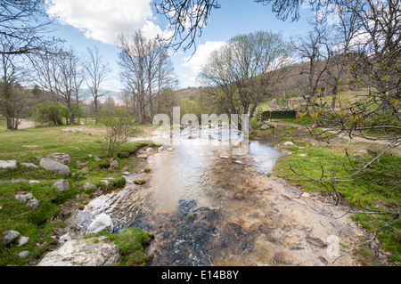 Petit cours d'eau dans la vallée de Lozoya, Manzanares el Real, Madrid, Espagne Banque D'Images