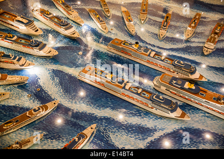 Emirats arabes unis, dubaï, navire de croisière Costa Fortuna, société de l'Italie. Les navires de croisière miniature de flotte Costa au plafond Banque D'Images